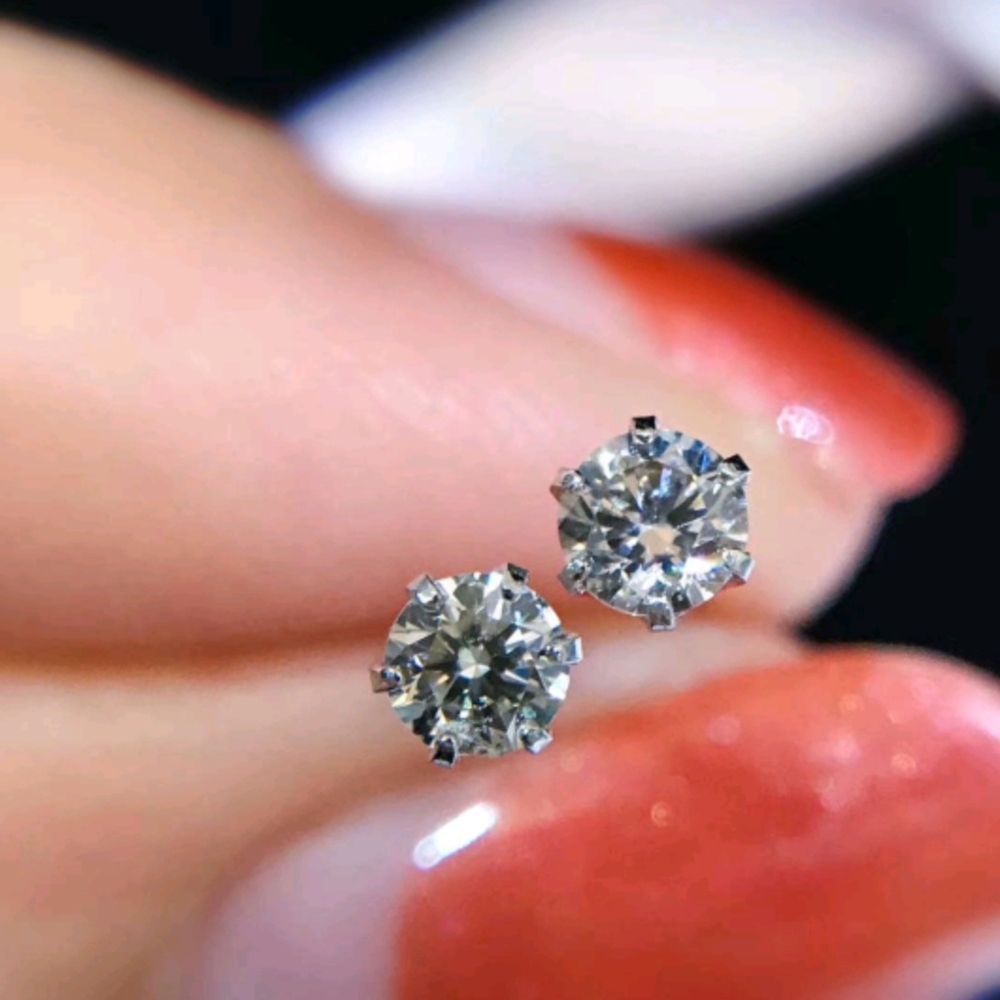 18k AU750 gold Diamonds Stud Earrings